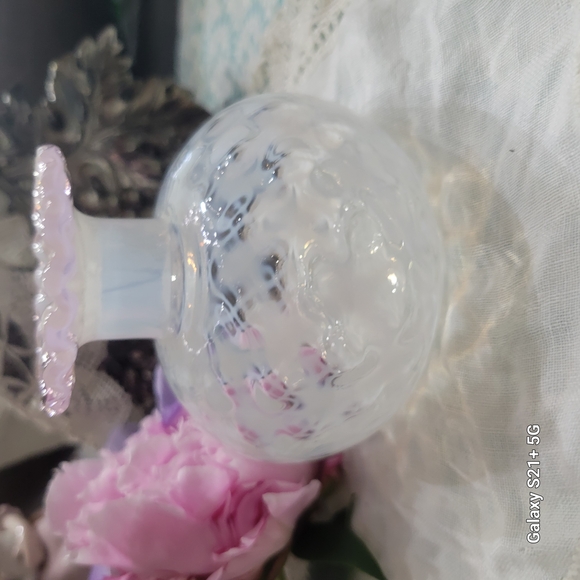 Elegant Glass Vase with Pink Rim - Picture 2 of 7